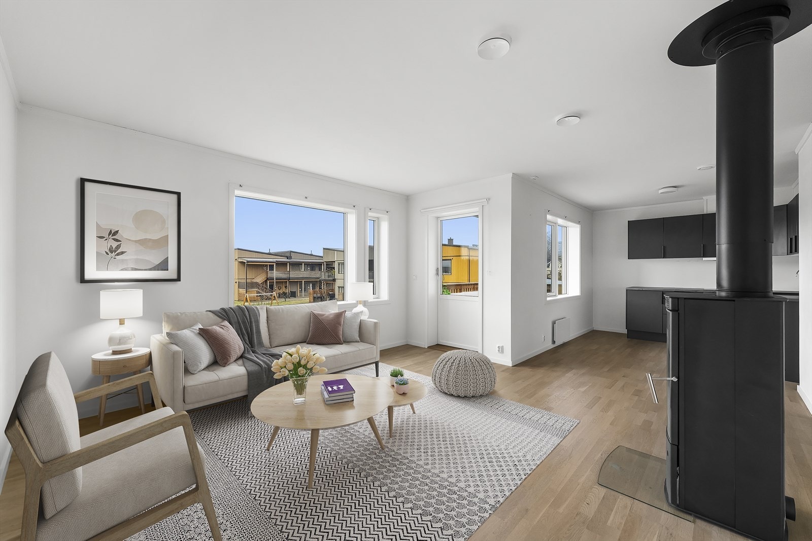 Fra stuen er det utgang til balkongen. (Bildet er digitalt stylet). Galleribilde