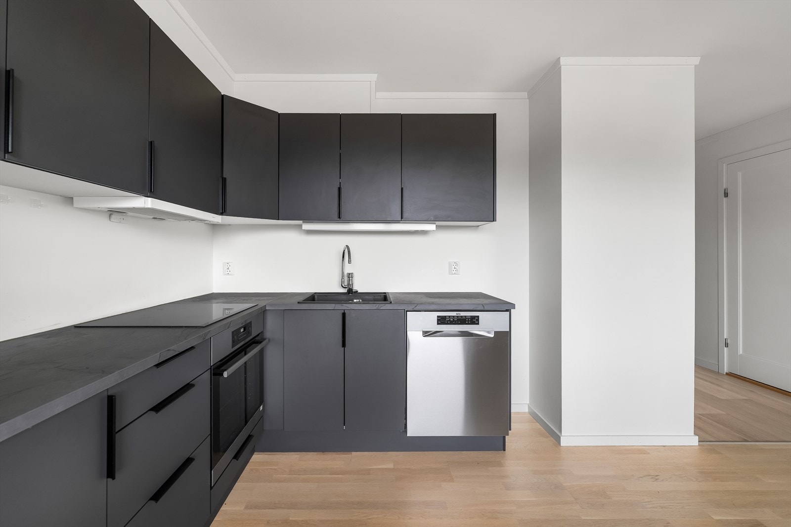 Det er tilhørende integrerte hvitevarer i kjøkkenet, herunder stekeovn, platetopp og oppvaskmaskin. Galleribilde