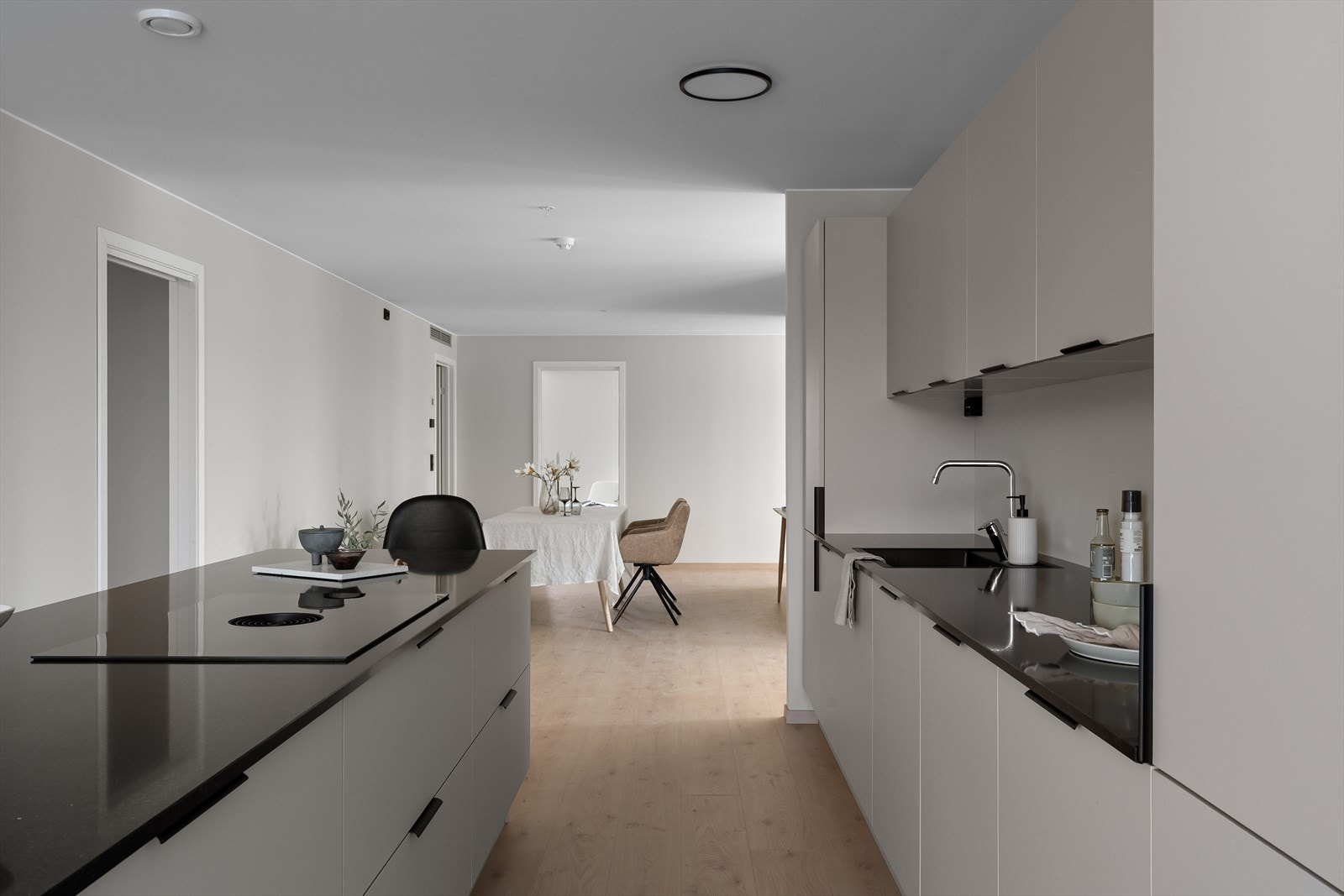 Her har man rikelig med skapplass til det meste en skulle ha behov for av både kopper og kar Galleribilde