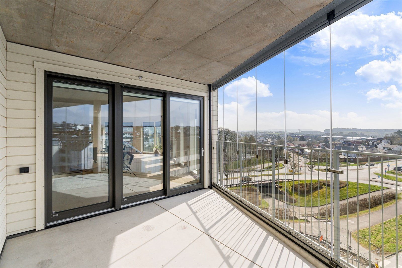 Solrik innglassa balkong med meget gode solforhold Galleribilde