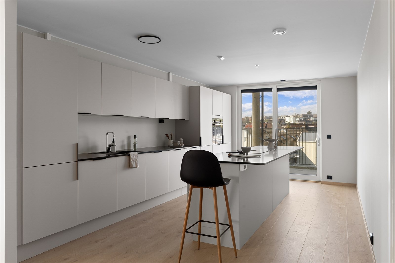 Lekkert og moderne kjøkken fra kvalitetsleverandøren JKE som kan vise til pen kjøkkeninnredning og integrert kjøl/frys, komfyr, oppvaskmaskin, platetopp og vifte. Galleribilde