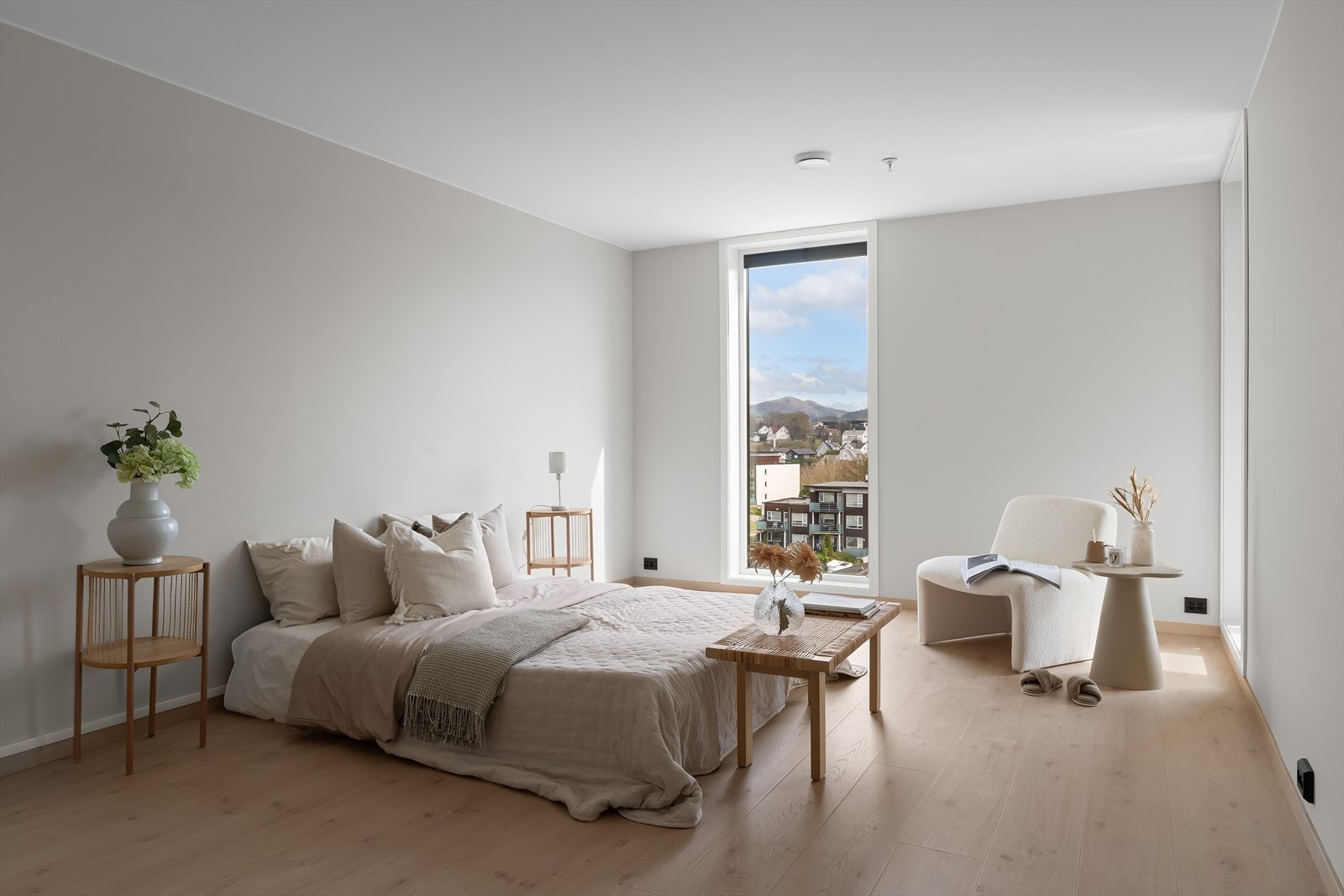 Romslig og lyst soverom med morgensol. Rommet har utgang til innglassert balkong. Galleribilde