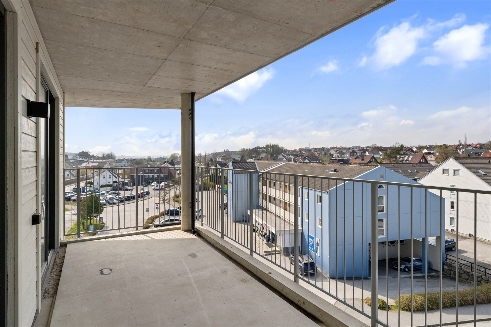 Romslig vestvendt balkong med gode solforhold. Galleribilde