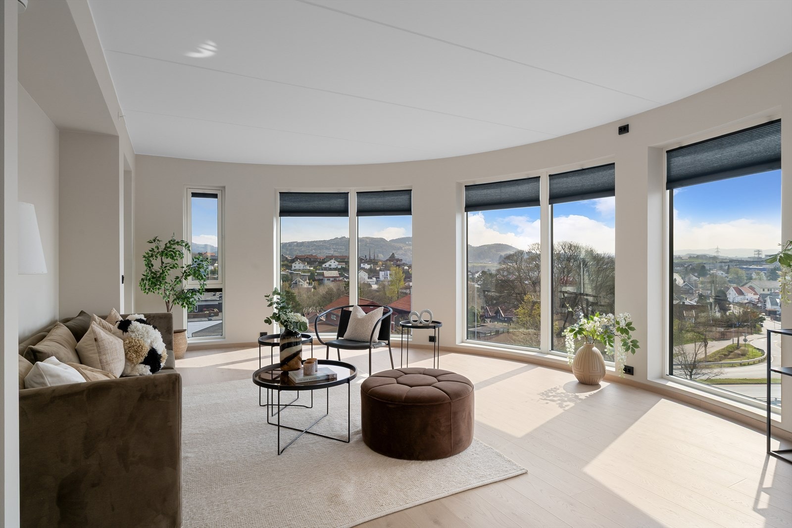 Gode vindusflater som slipper inn mye naturlig lys Galleribilde