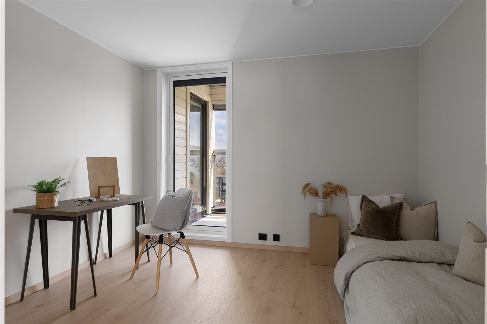 Kontor med utgang til innglassert balkong Galleribilde