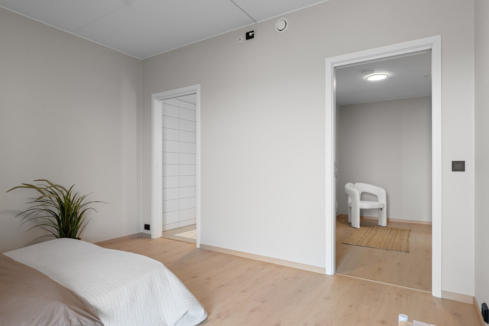 Romslig hovedsoverom med inngang fra garderoberom med eget bad Galleribilde