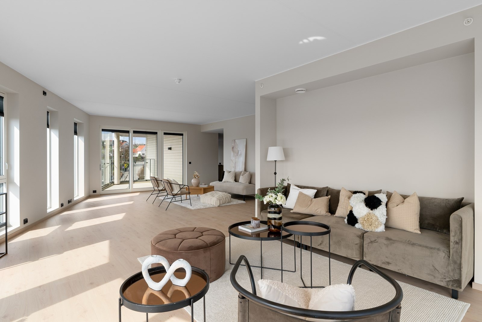 Åpen og lys stue Galleribilde