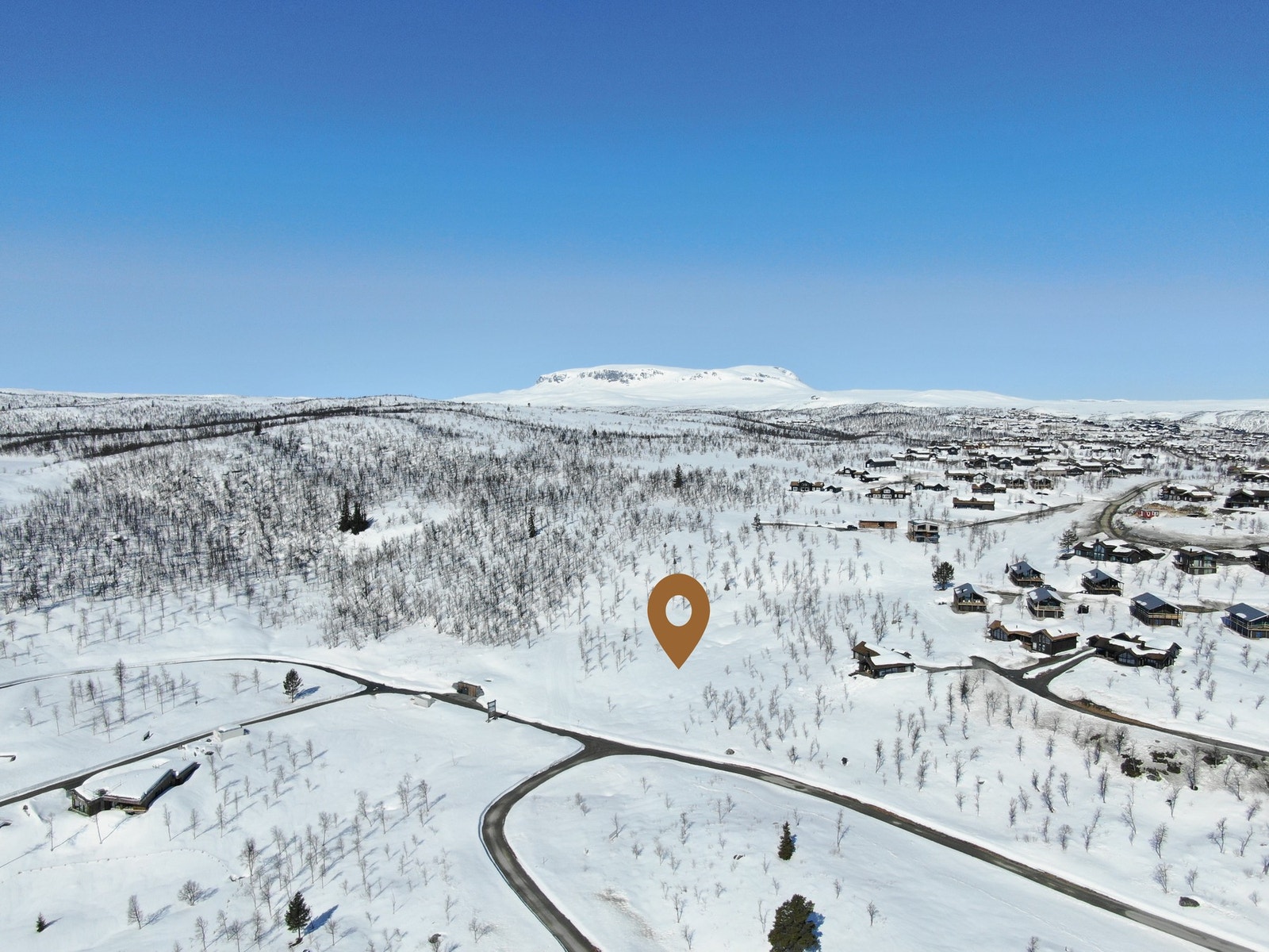 Solrik tomt med spektakulær utsikt og majestetiske Hallingskarvet i bakgrunnen Galleribilde
