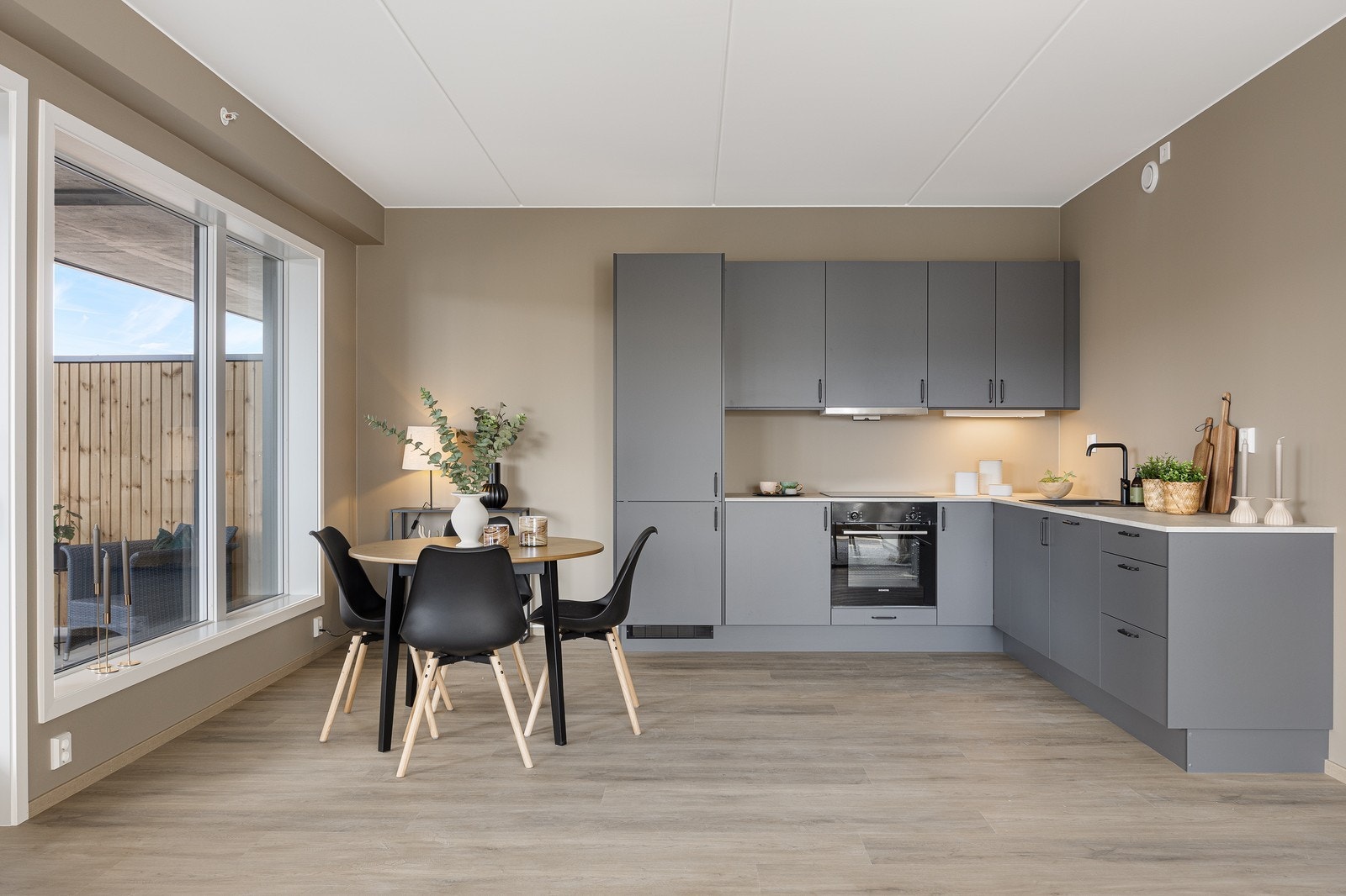 Romslig kjøkken. Galleribilde