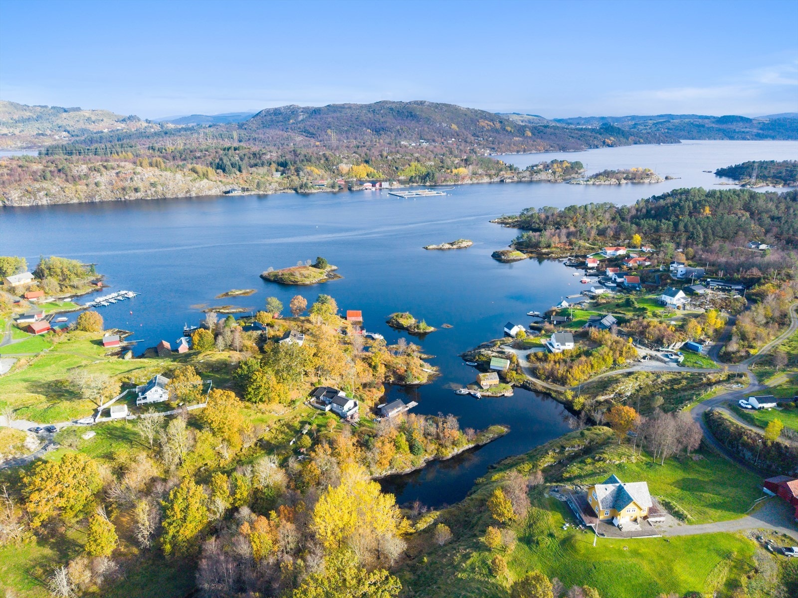 Tomten ligger like i nærheten av idylliske Naustvika Galleribilde