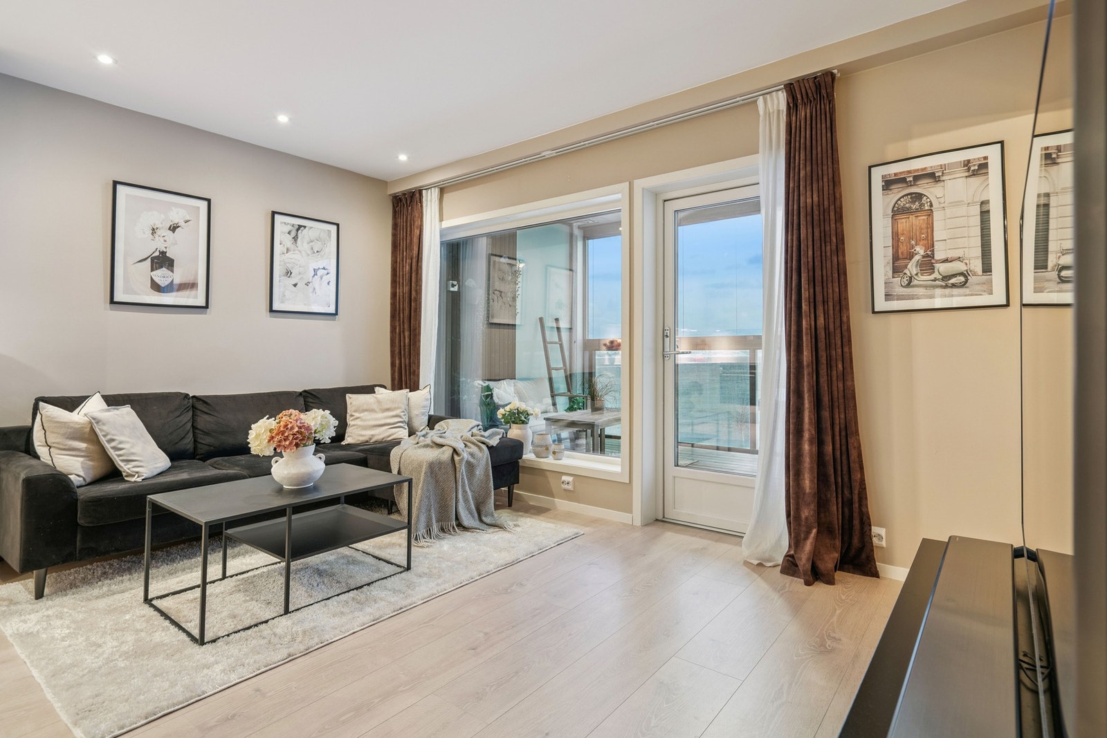 Lys stue med godt lysinnslipp og fargevalg som skaper en lun atmosfære. Galleribilde