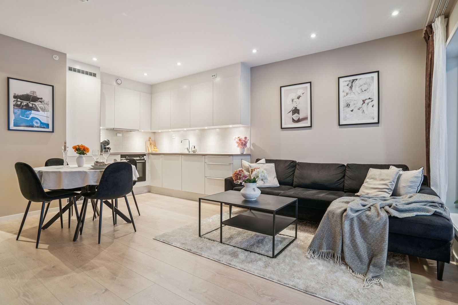 Åpen stue/kjøkken løsning med naturlig plass til spisebord! Galleribilde