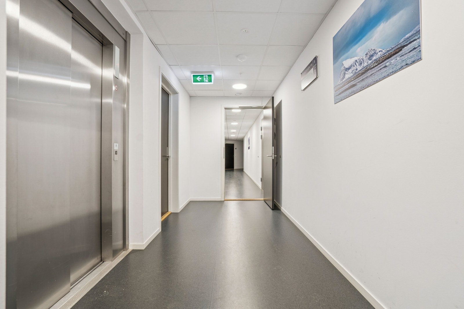 Fellesareal og heis i bygget. Galleribilde