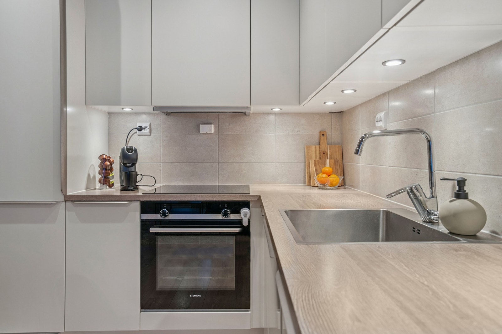 Integrerte hvitevarer og godt med skap- og benkeplass! Galleribilde