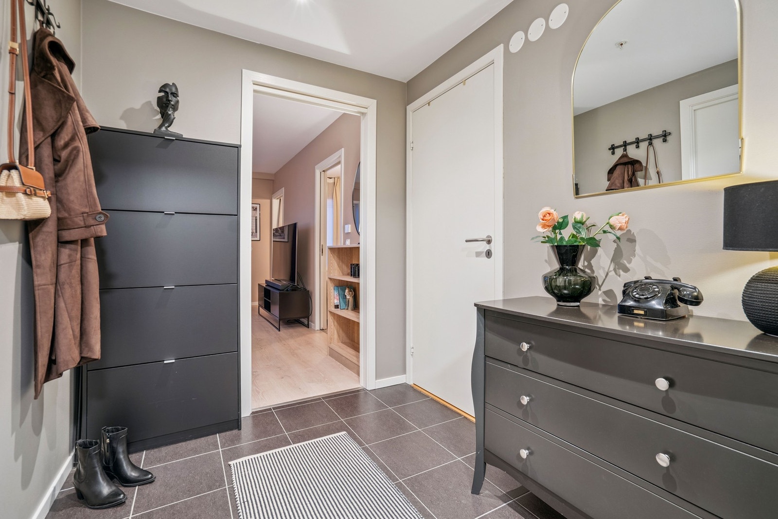 Romslig entré med behagelige fargevalg og adkomst til innvendig bod. Galleribilde