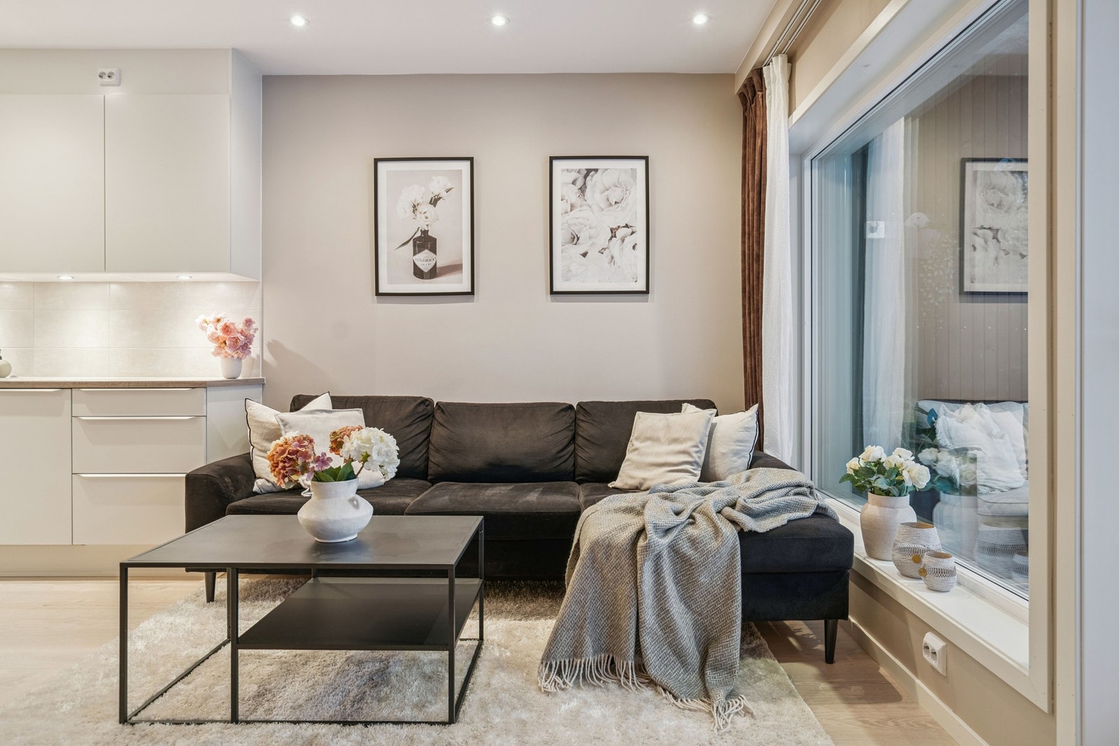 Leiligheten har spotter i tak og varmes opp med vannbåren varme! Galleribilde