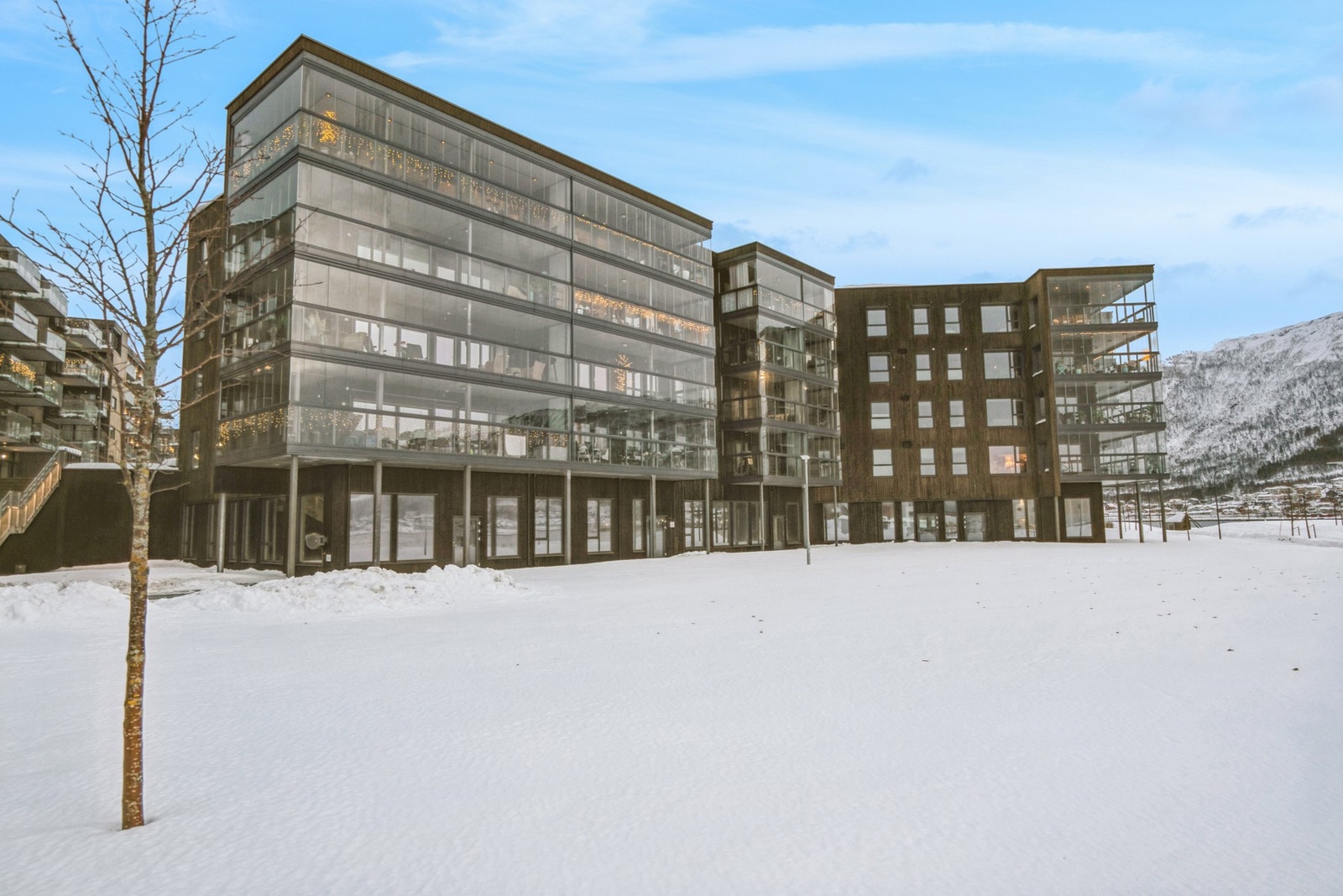 Flott uteområde med strandpromenade og flere oppholdsplasser! Galleribilde