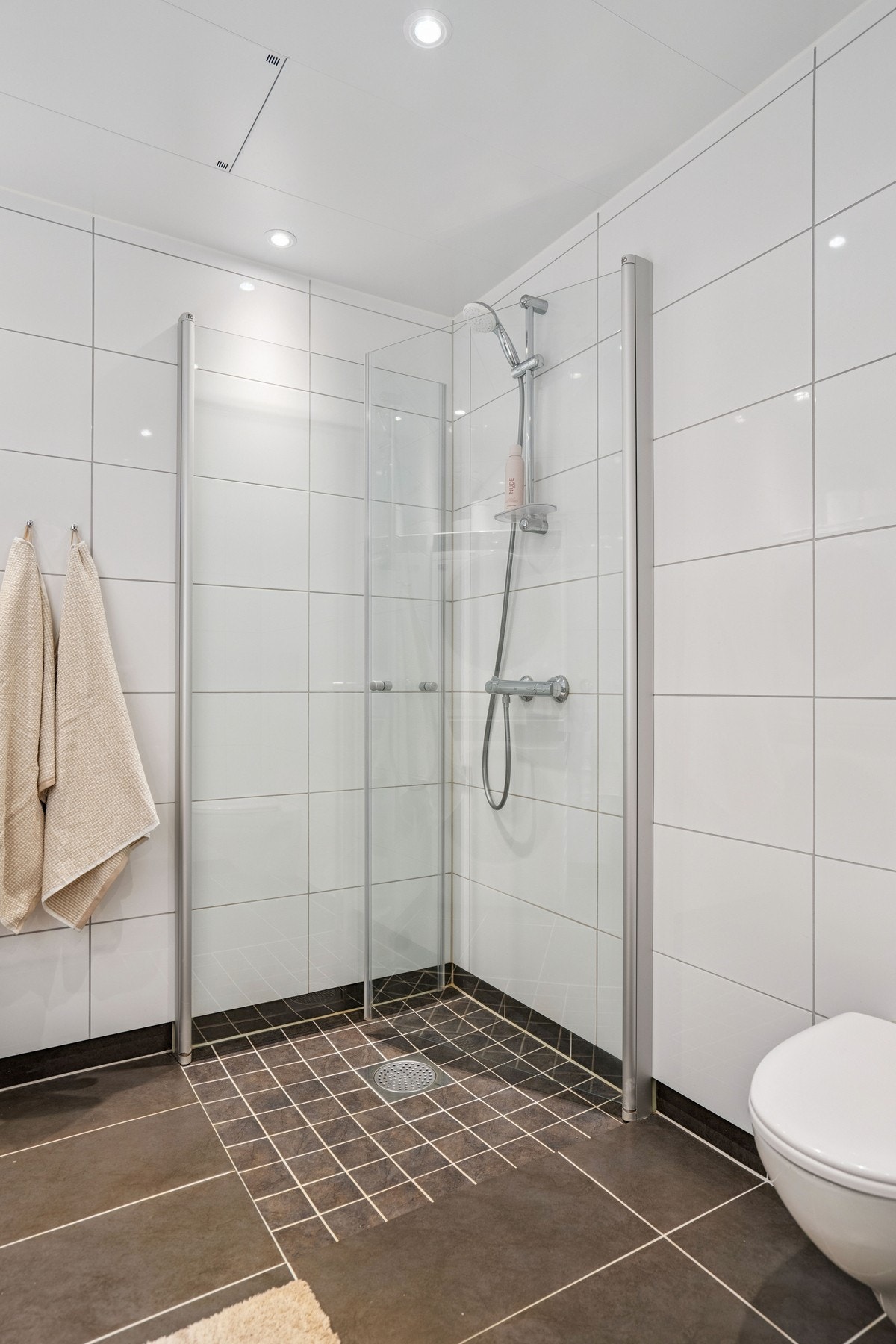 Praktisk dusjhjørne med innfellbare dusjvegger! Galleribilde