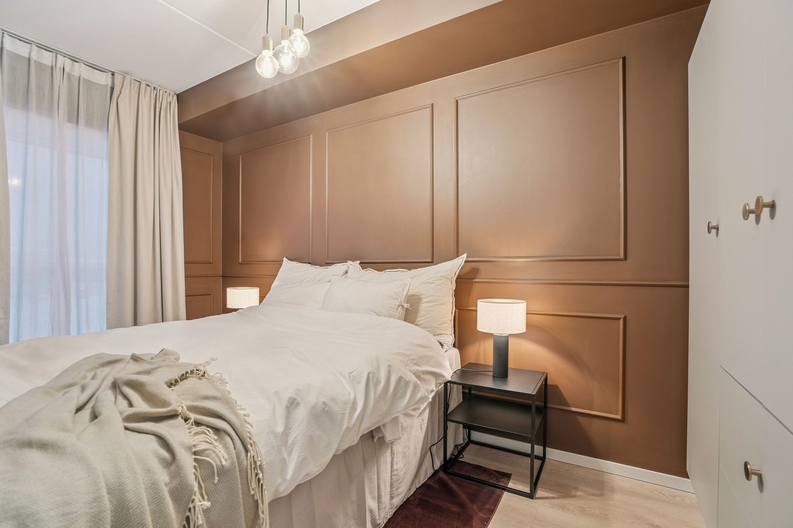 Innbydende og stilig soverom med duse farger og god belysning! Galleribilde