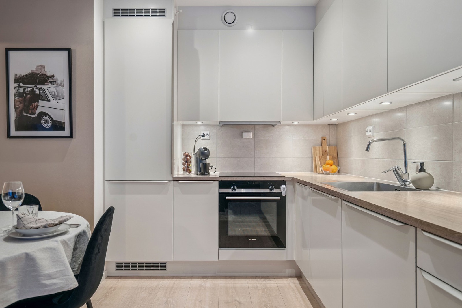 Kjøkkenet med lyse farger og god belysning! Galleribilde