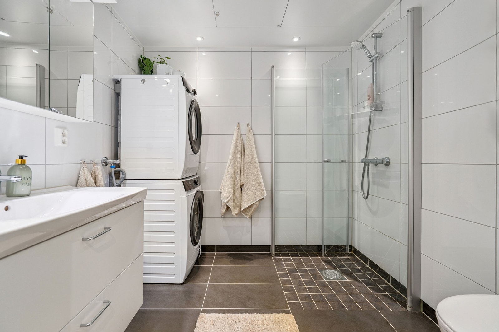 Romslig bad med lyse farger og god plass til oppbevaring! Galleribilde