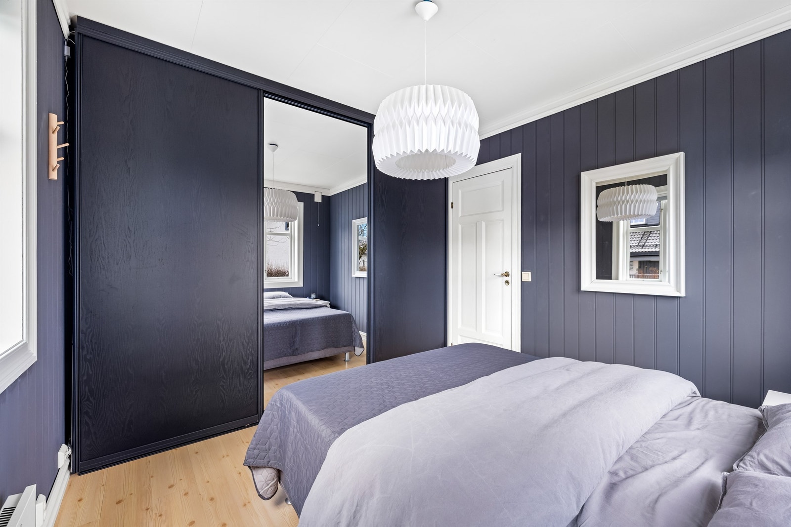 Pen og moderne skyvedørsgarderobe Galleribilde