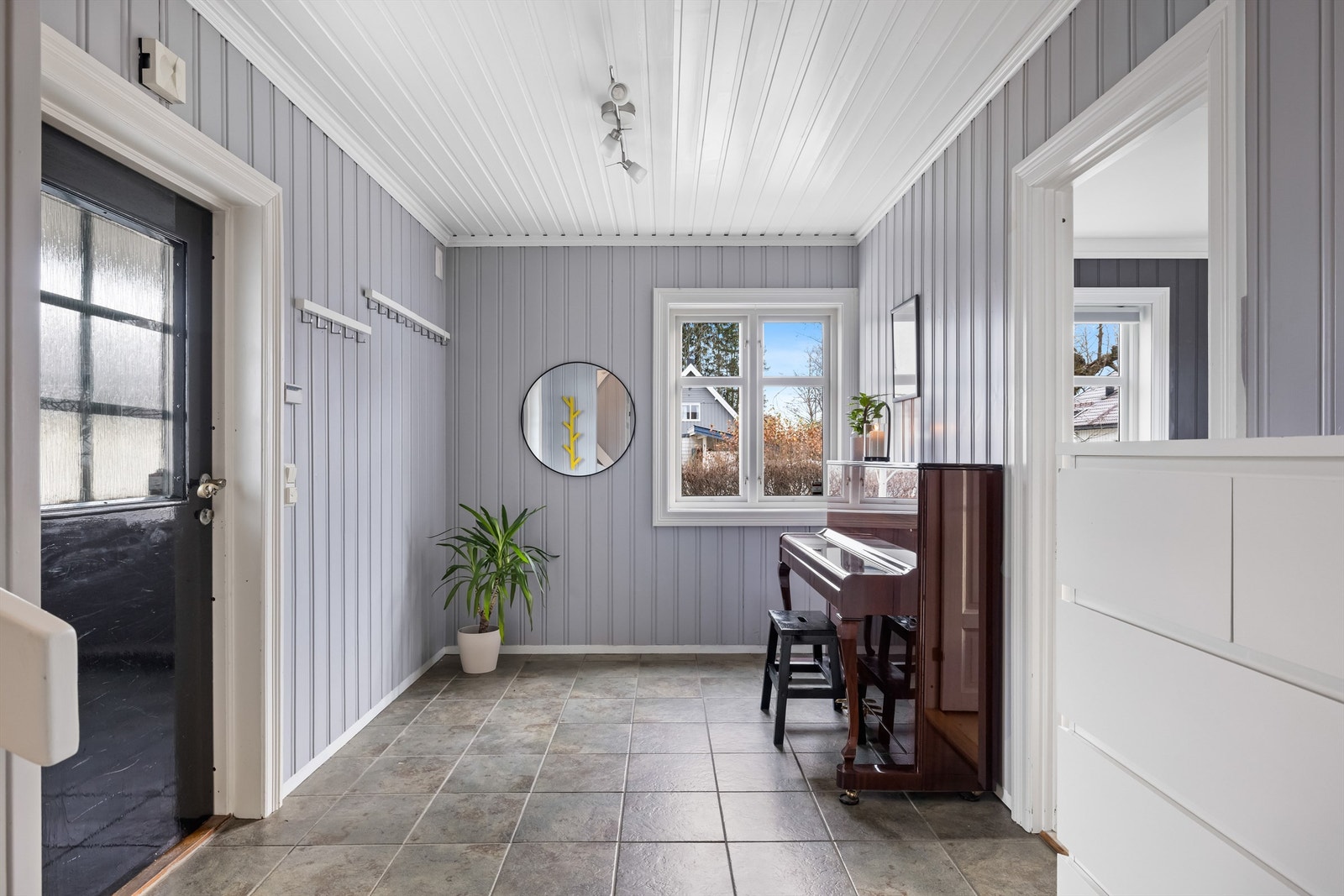 Stor og romslig entre med rikelig med plass til garderobeskap og klesoppheng. Varme i gulvet. Galleribilde