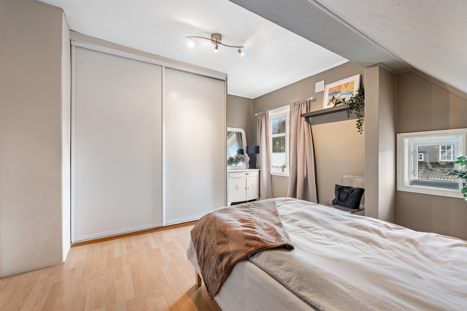 Her er det skyvedørsgarderobe som gjør det enkelt å holde det ryddig i klær og sko Galleribilde