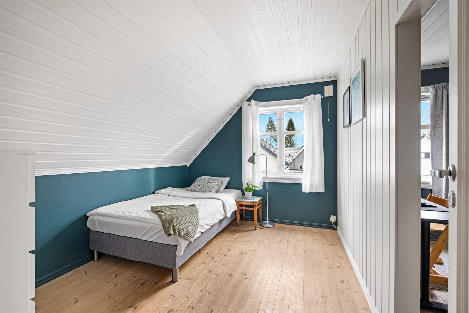 Barnerommet har felles inngang og er delt opp i to med en skillevegg uten dør. Perfekt som et søsken soverom. Galleribilde