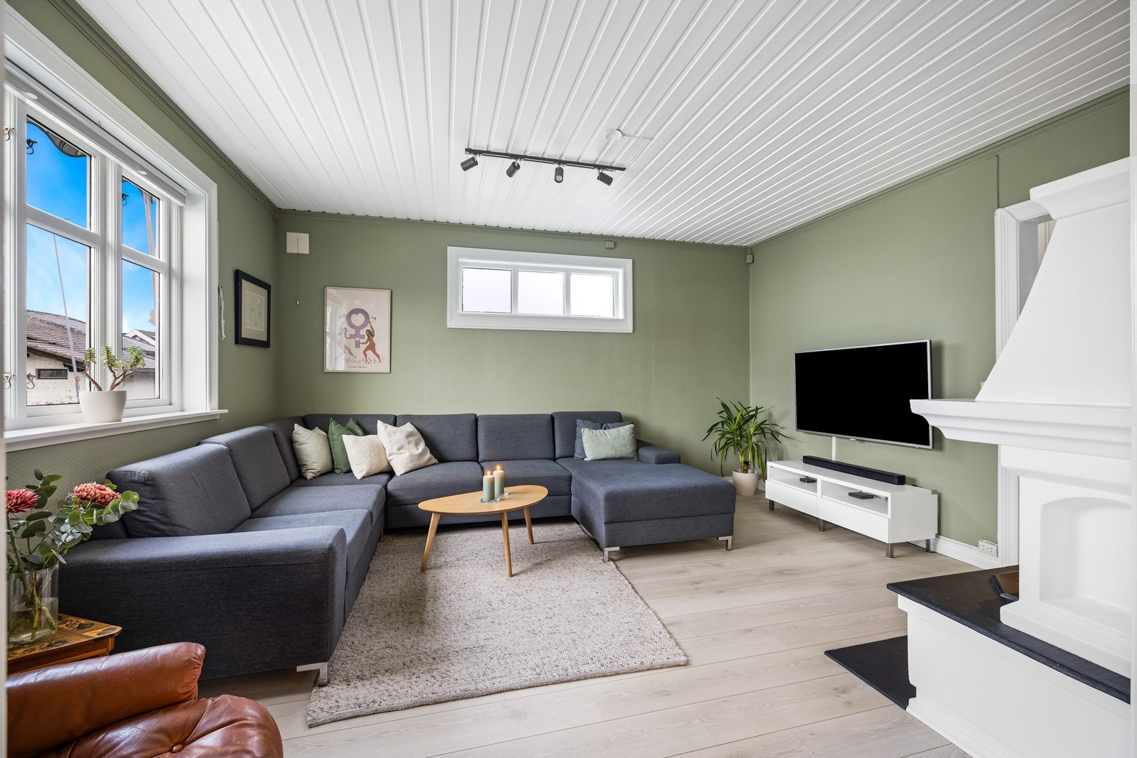 Stuen har god plass til stor sofagruppe med plass til hele familien Galleribilde