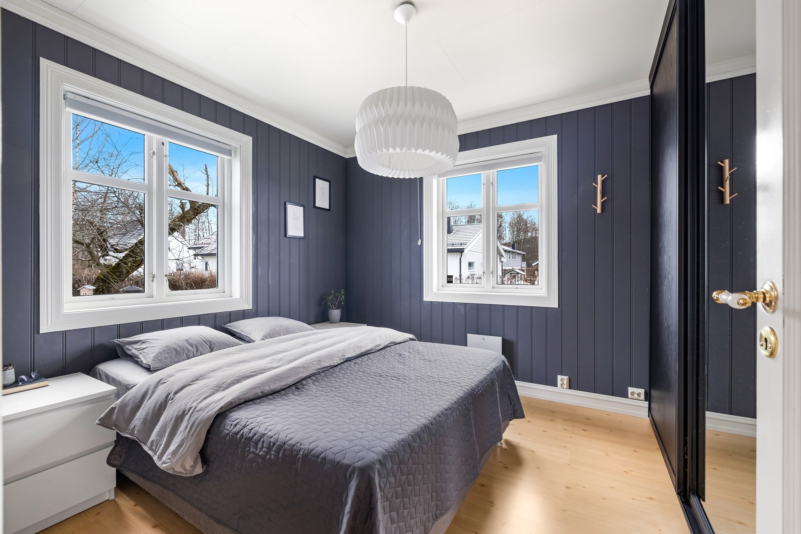 Soverom i boligens 1. etasje med skyvedørsgarderobe og rikelig med plass Galleribilde