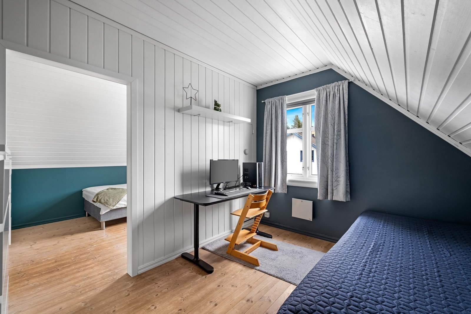 Høyre del av soverommet med god plass til seng, skrivebord og komode Galleribilde