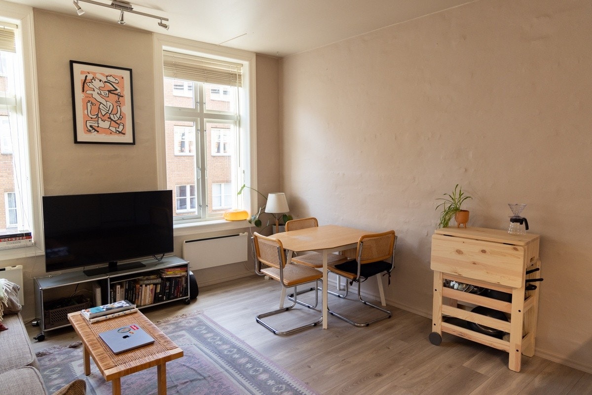 Stue/kjøkken (bilder av rommet kommer mot slutten) Galleribilde