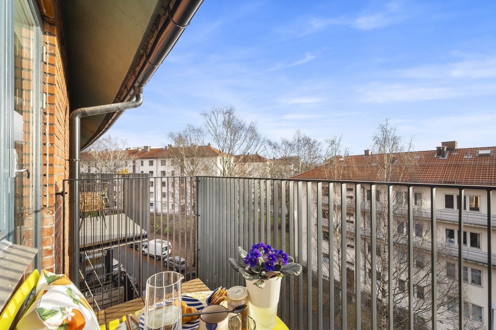 Hyggelig balkong på ca 3 m², med plass til en liten sittegruppe, grill og beplantning. Galleribilde