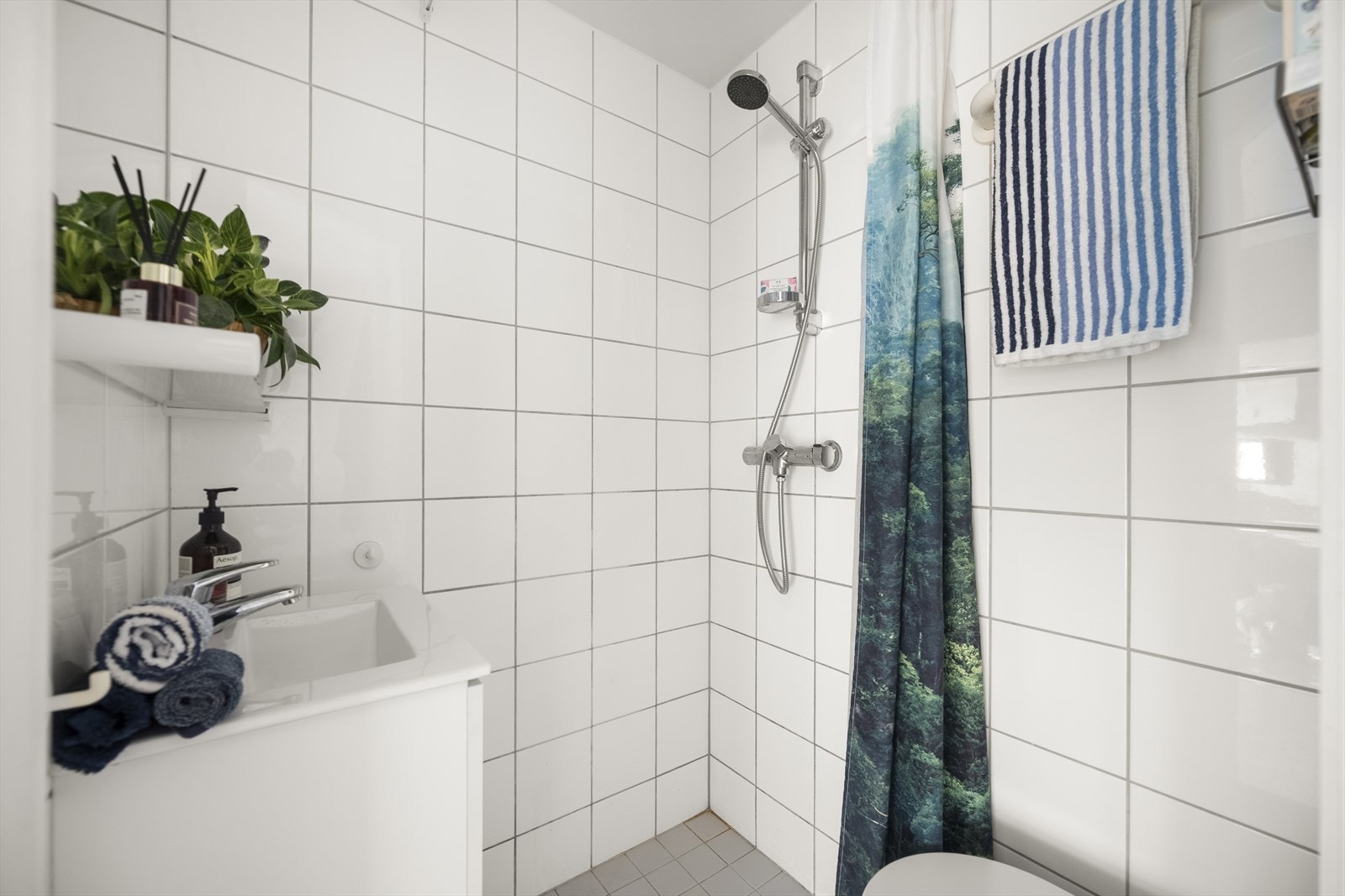 Flislagt bad med behagelig gulvvarme og mekanisk avtrekk. Galleribilde