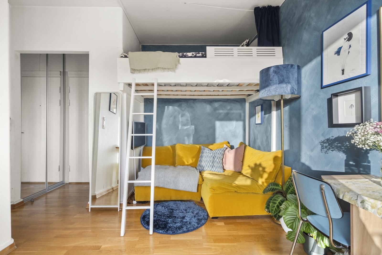 Oppbygd seng/hems gir ekstra plass til møbler. Galleribilde