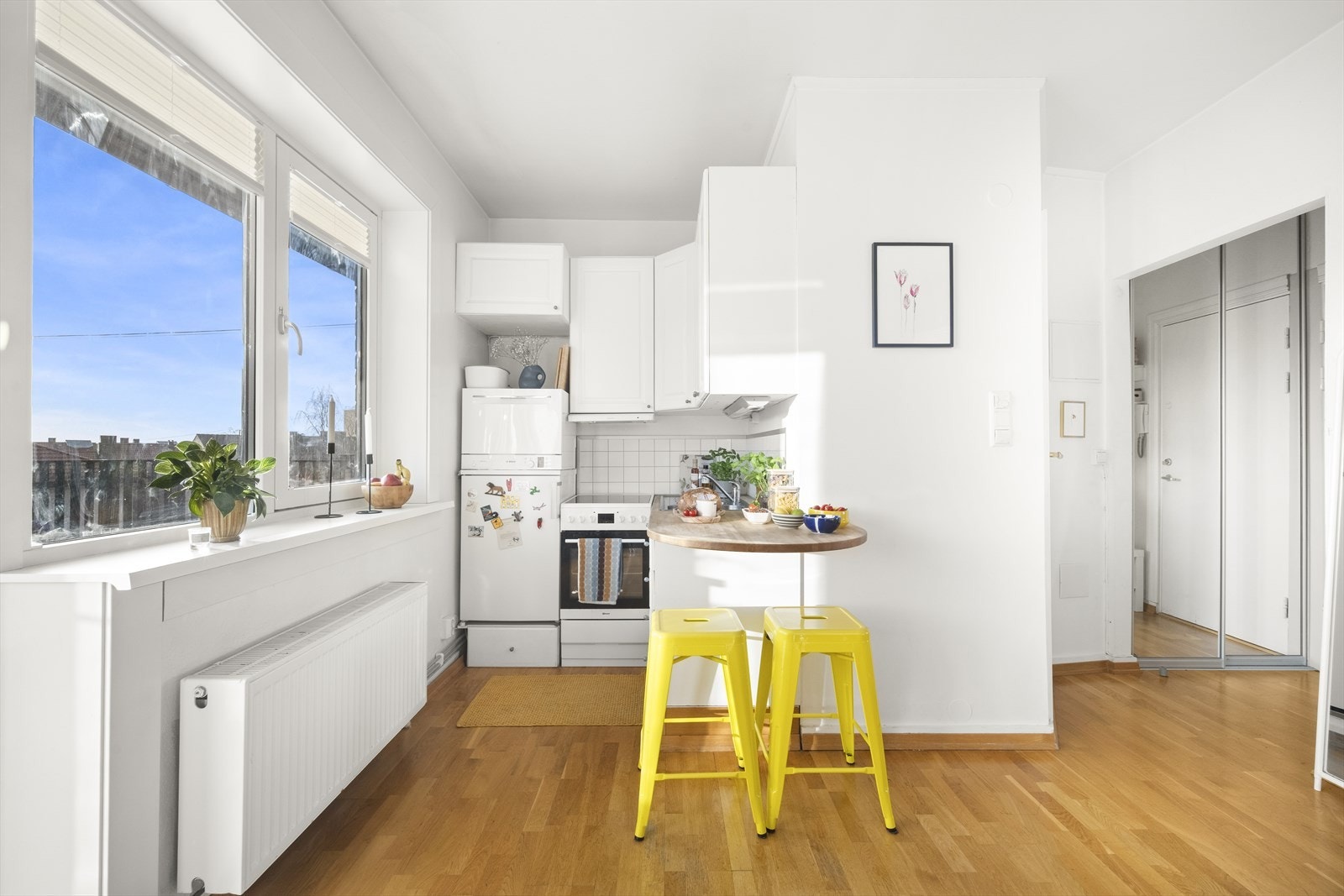 Praktisk kjøkken med gode oppbevaringsmuligheter. Galleribilde