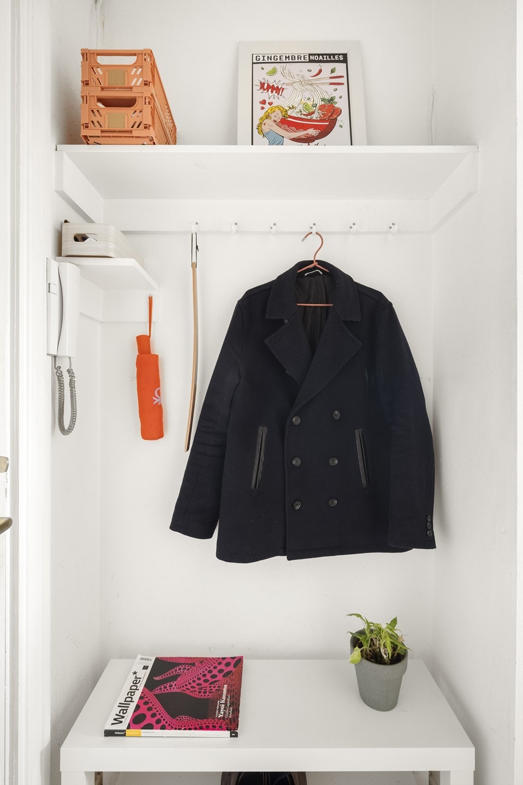 Lys og praktisk entré med god plass til å henge fra seg yttertøy og sette fra seg sko. Galleribilde