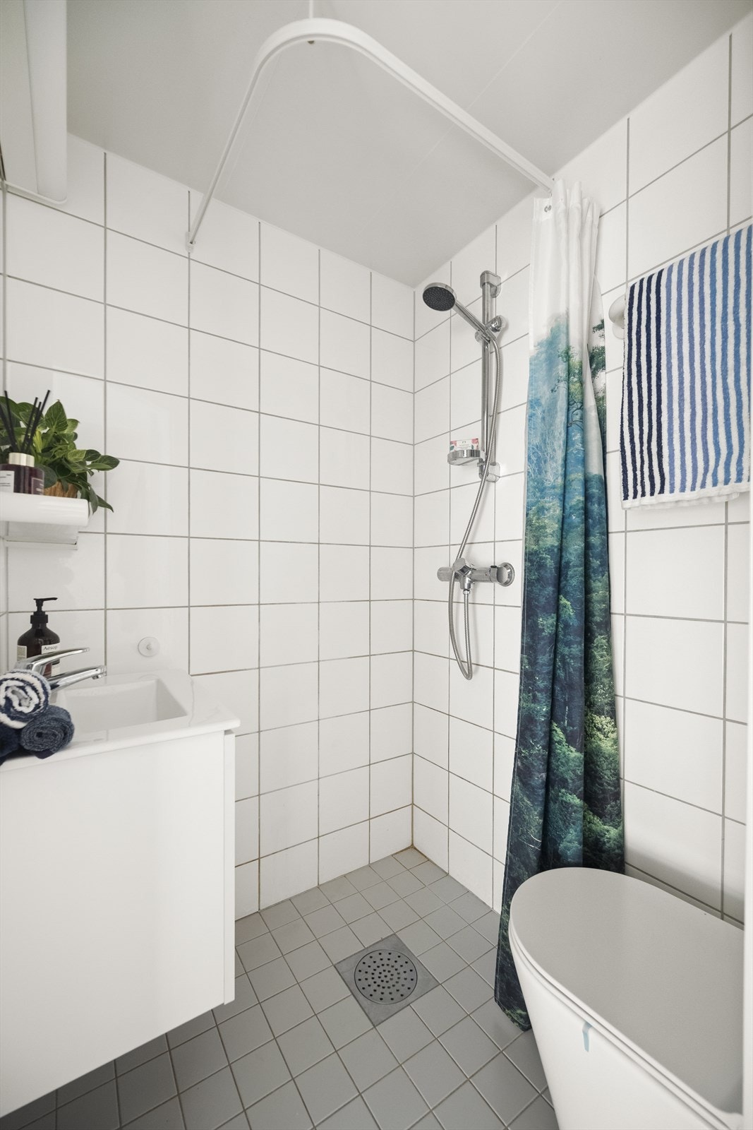 Innredningen består av servantskap, klosett med innebygd sisterne, og åpen dusj. Galleribilde