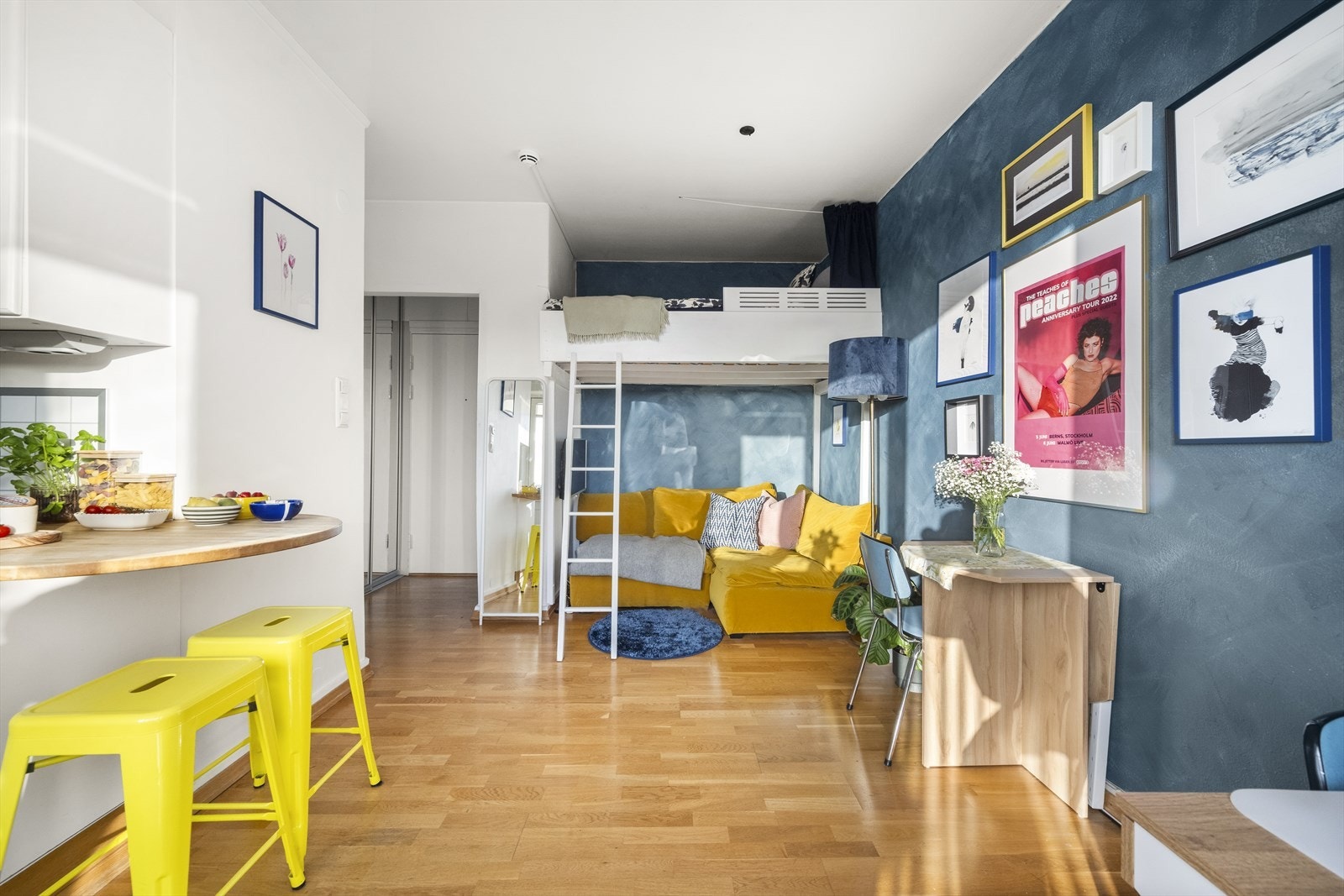 Her får du en praktisk planløsning med hems, store vindusflater og delikate fargevalg. Galleribilde