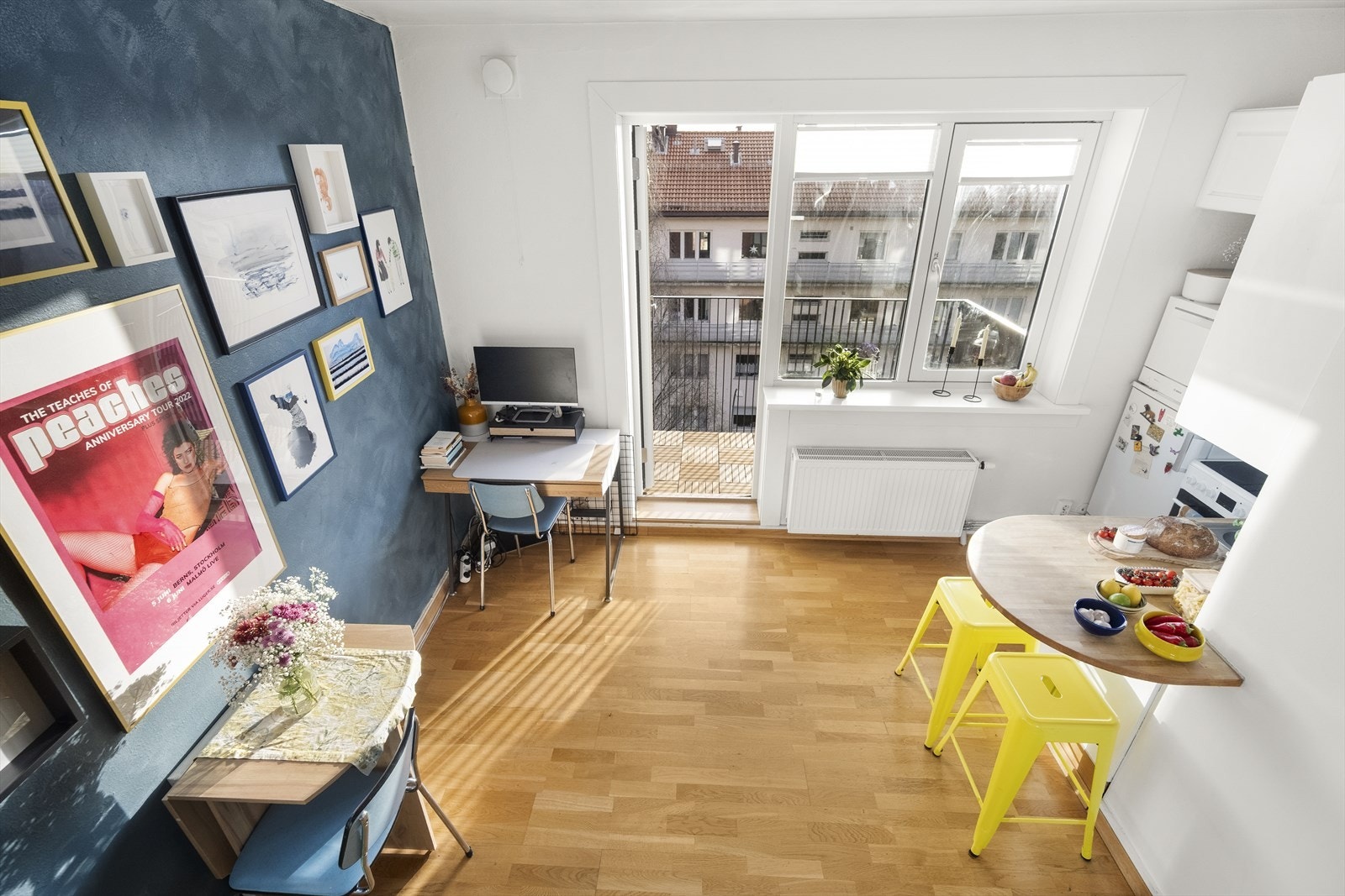 Svært god arealutnyttelse med plass til sofa, spisebord og annet ønsket møblement. Galleribilde