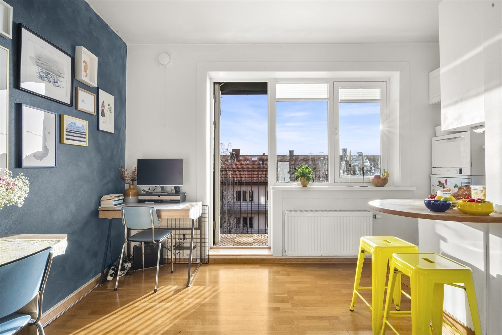 Leiligheten oppleves romslig og innbydende, med god takhøyde og en koselig balkong! Galleribilde