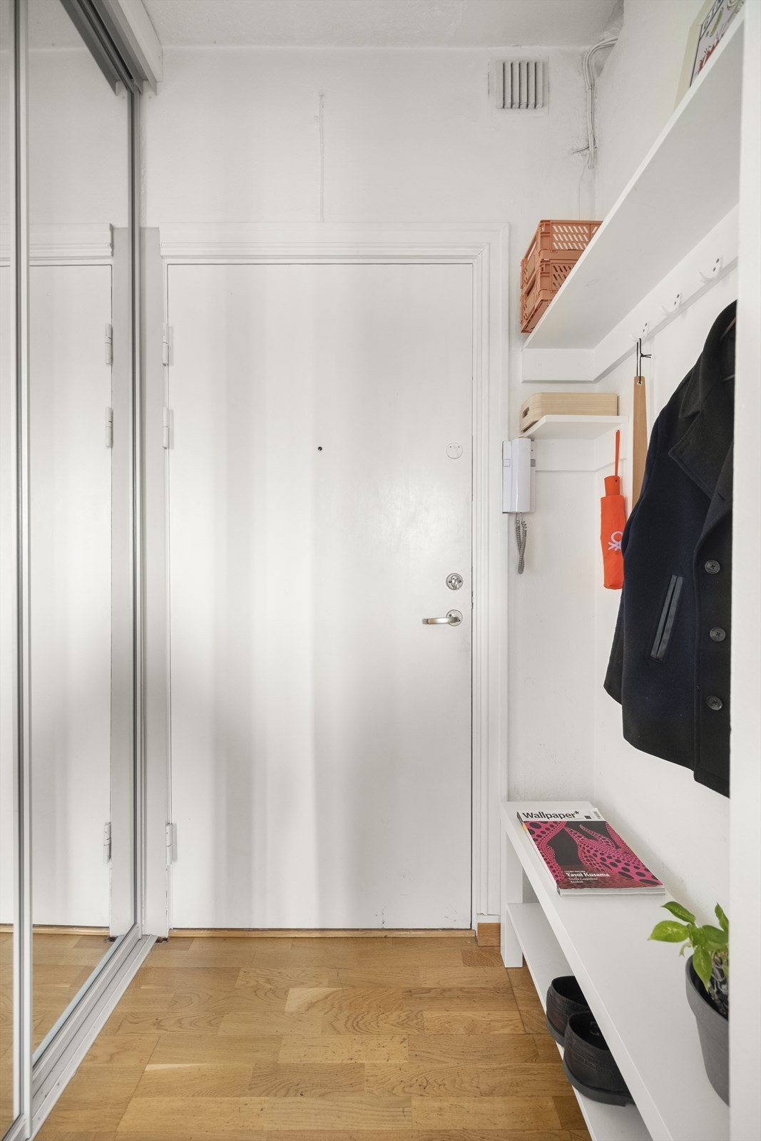 Her er det gode oppbevaringsmuligheter i plassbygd skyvedørsgarderobe med speilfronter. Galleribilde