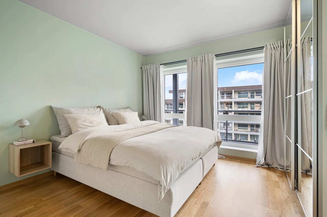 Leiligheten rommer to soverom av god størrelse - dette er det største av dem og måler 14 kvm. Galleribilde