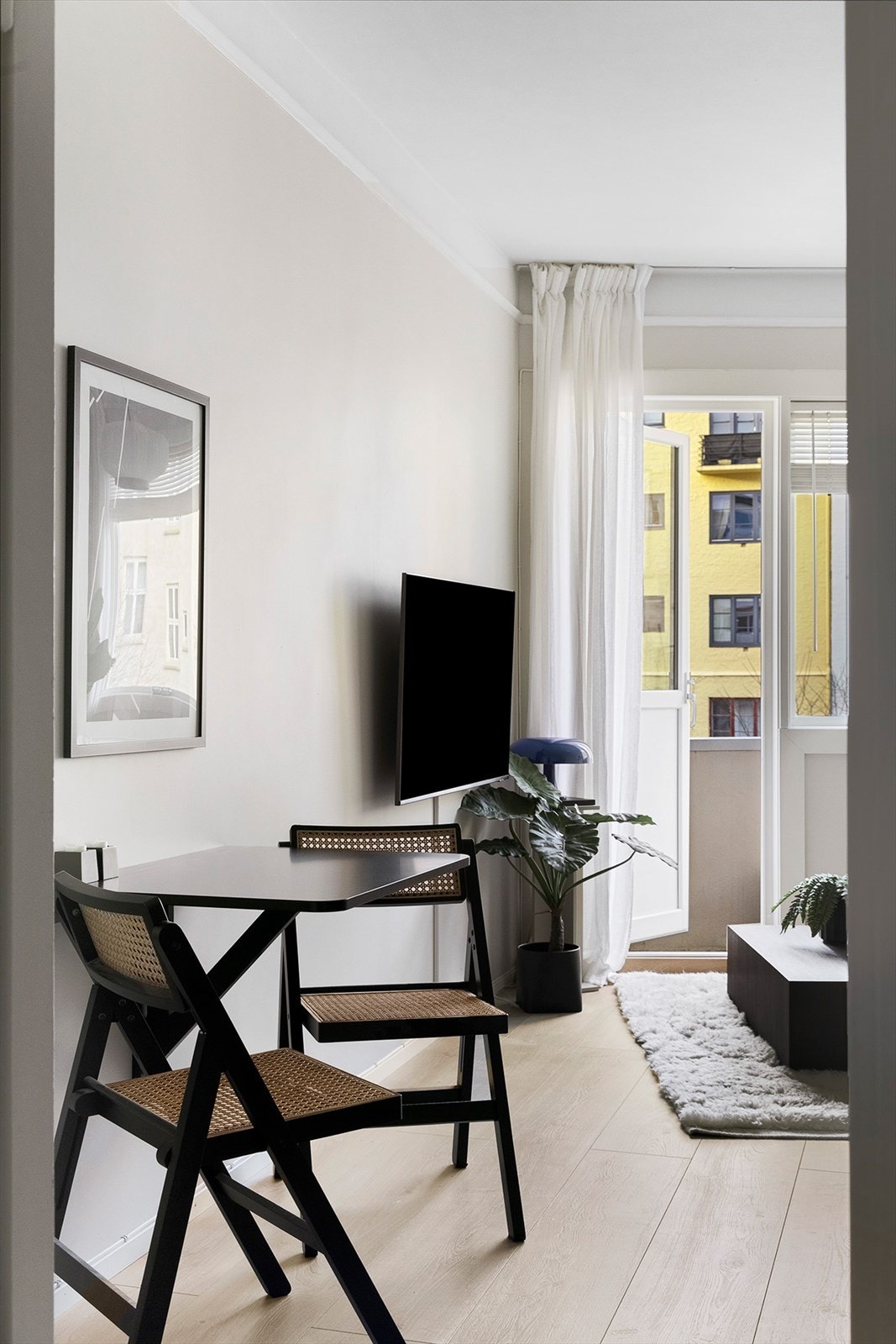 Spiseplass i tilknytning til kjøkkenet med nedfellbart bord for fleksibel bruk. Galleribilde