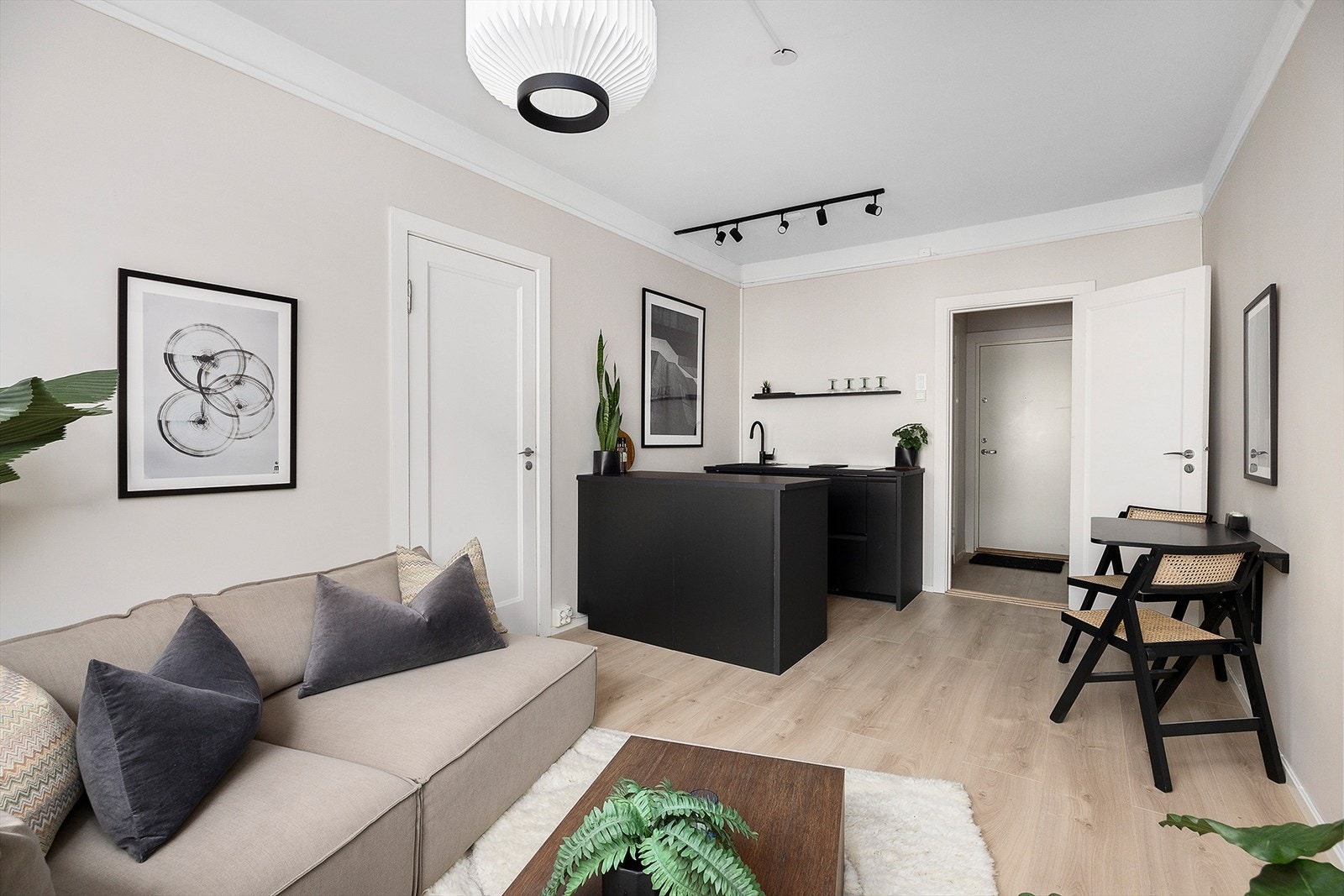 I stuen er det plass til både spisebord, sofagruppe og tilhørende møblement. De nøytrale fargene gjør det enkelt å skape sitt eget uttrykk. Galleribilde