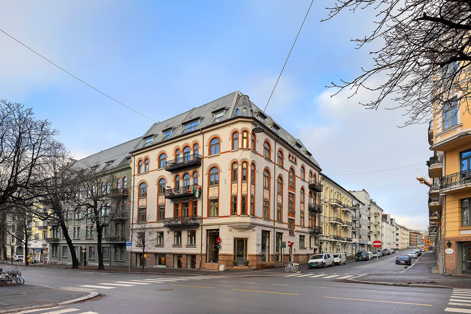 Fra eiendommen er det umiddelbar nærhet til Frognerveien og Bygdøy Allé, kjent for sine mange flotte spesialforretninger spesielt innenfor mote, interiør og mat. Galleribilde