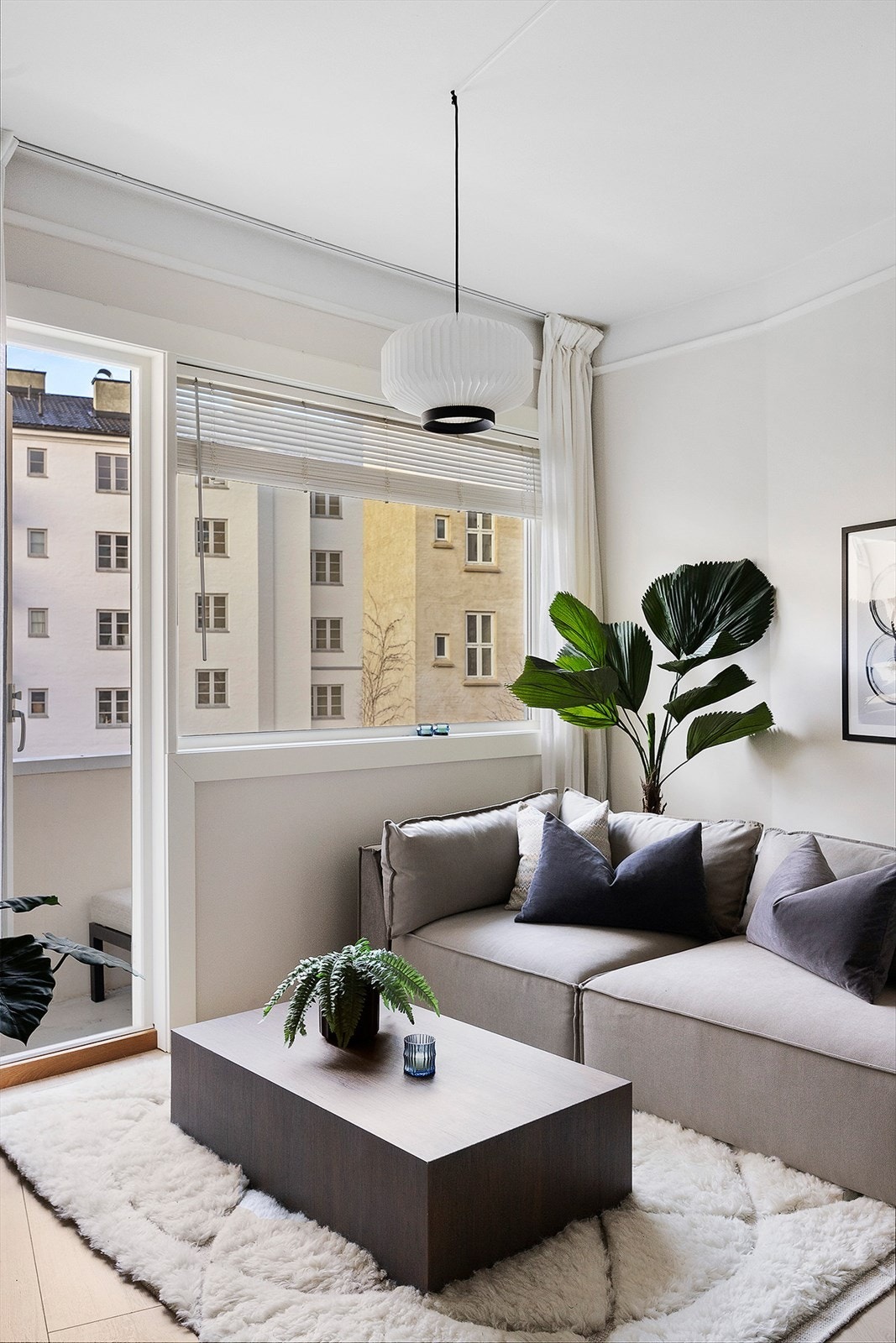 Fra stuen er det adkomst til en herlig vestvendt balkong som vender mot indre gårdsrom. Galleribilde