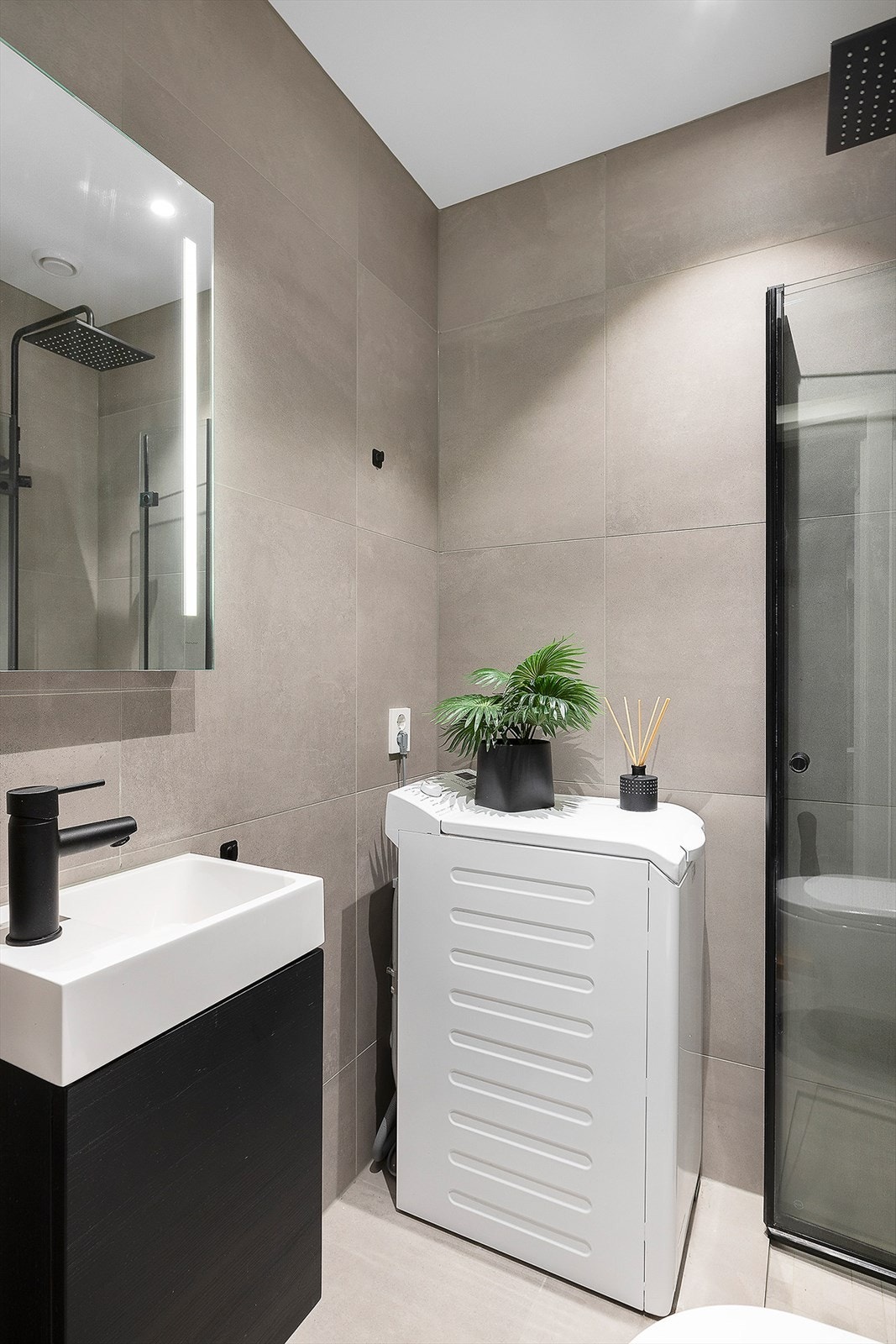 Badet er rehabilitert i 2023, og det foreligger FDV-dokumentasjon/sluttrapport for arbeidet. Flislagte overflater med lekre italienske fliser fra Imola Ceramica samt øvrig baderomsmøblement fra Viking Bad. Galleribilde