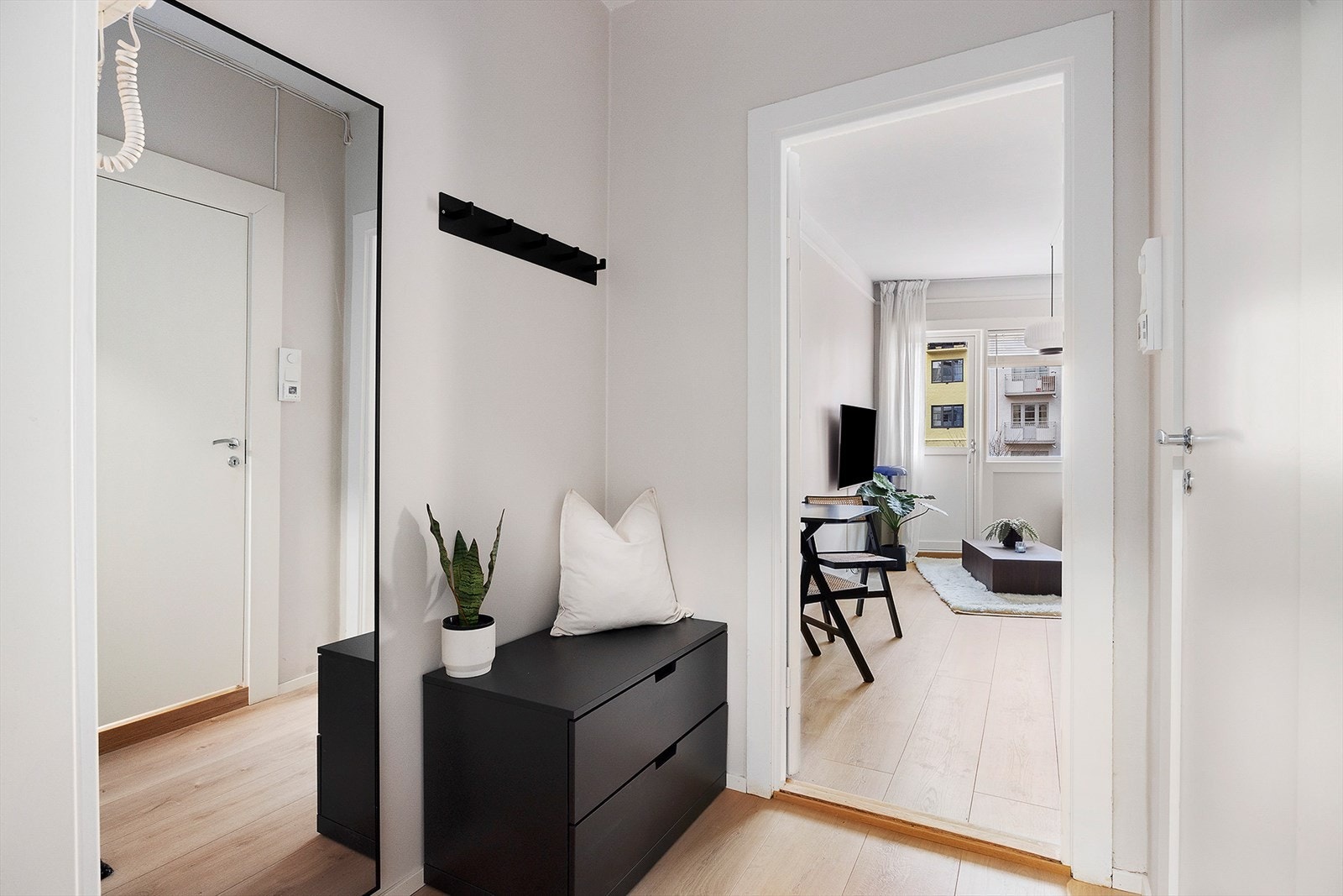 Velkommen inn! I leiligheten blir du møtt av en innbydende entré med belysning i himling. I entréen har du mulighet for oppbevaring av sko og oppheng av yttertøy. Galleribilde